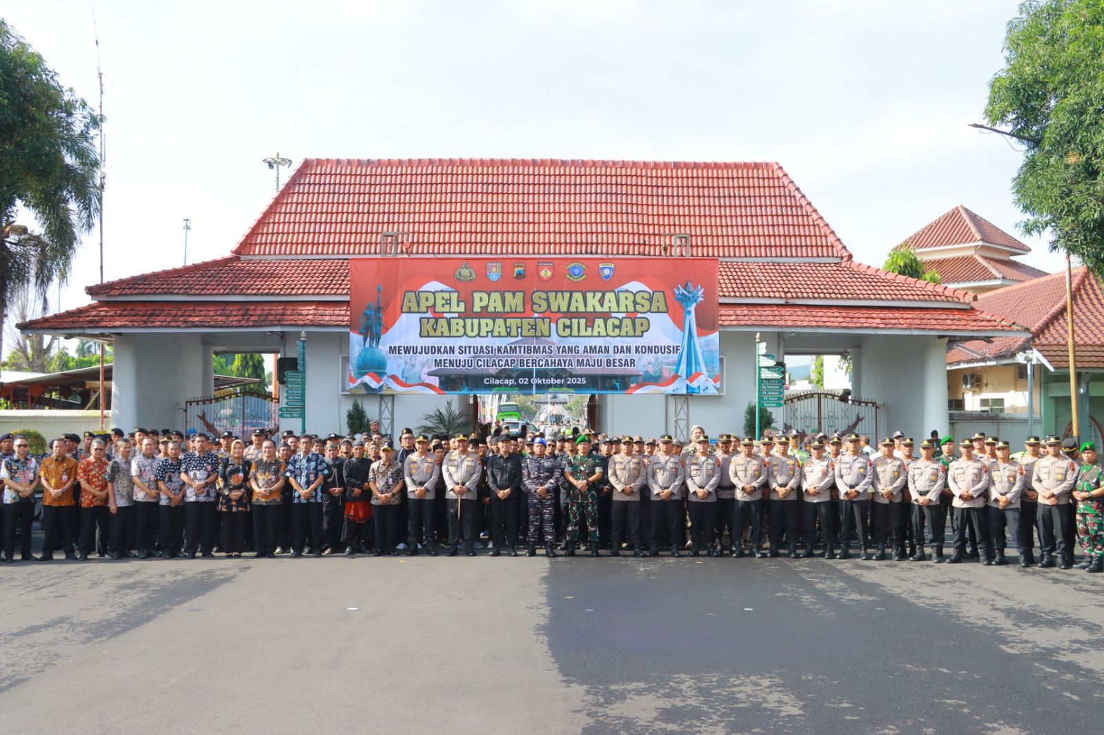 Apel Pam Swakarsa 2025, Bupati Cilacap Bersama Kapolresta Cilacap Ajak Warga Jaga Kamtibmas Bersama